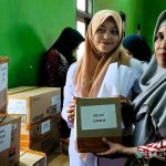Kepala Dinas Kesehatan Kabupaten Temanggung, Intan Pandanwangi, saat penyaluran program tanggung jawab sosial perusahaan (CSR) Yayasan Bina Keluarga Sehat Sejahtera di Desa Kertosari, Kecamatan Jumo/Foto: Media Center Temanggung.