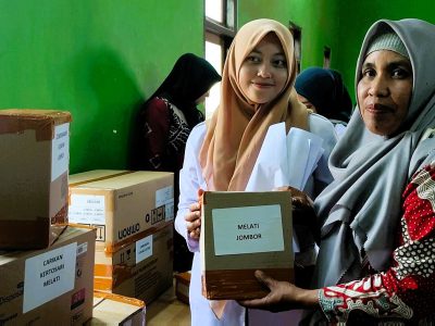 Kepala Dinas Kesehatan Kabupaten Temanggung, Intan Pandanwangi, saat penyaluran program tanggung jawab sosial perusahaan (CSR) Yayasan Bina Keluarga Sehat Sejahtera di Desa Kertosari, Kecamatan Jumo/Foto: Media Center Temanggung.