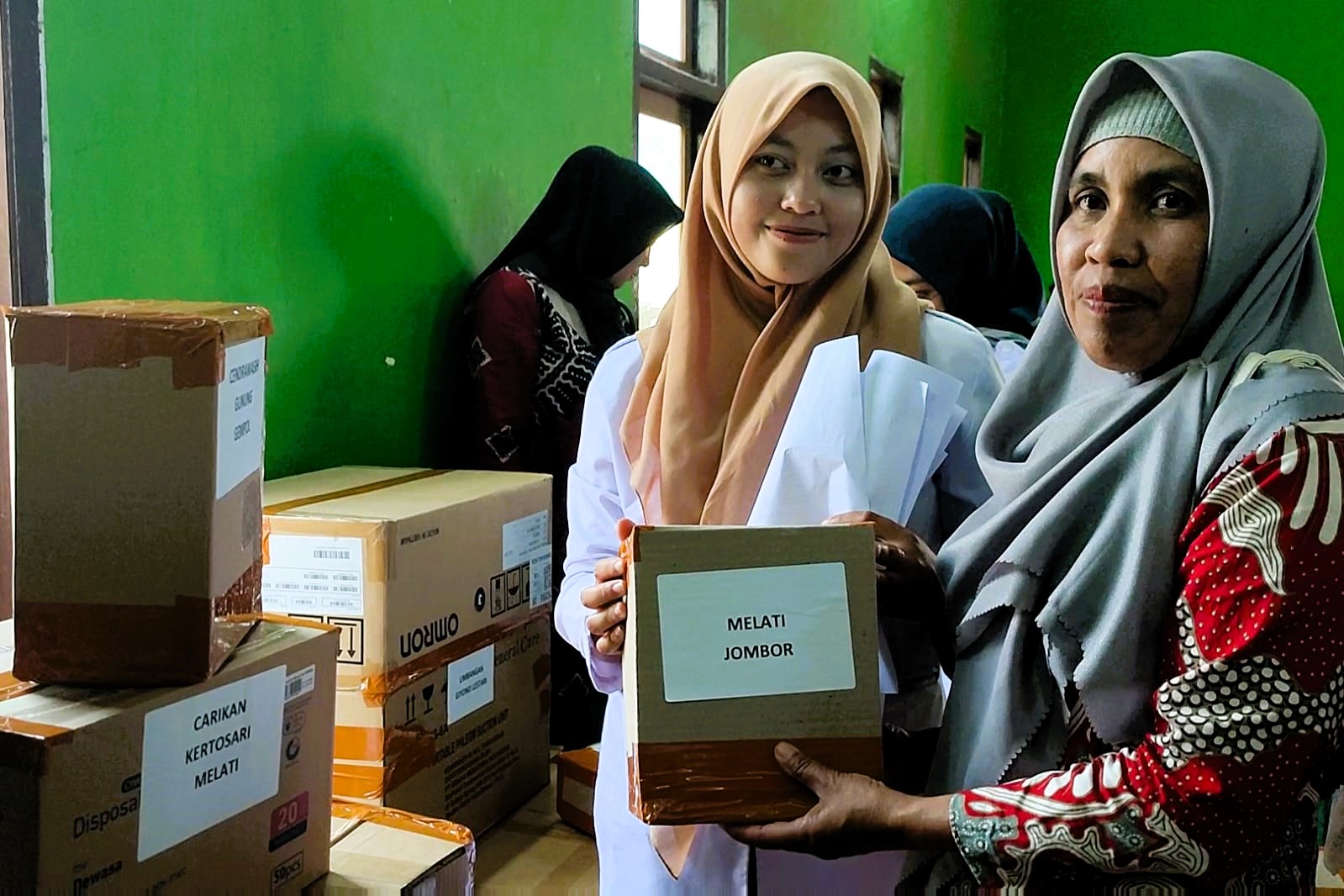 Kepala Dinas Kesehatan Kabupaten Temanggung, Intan Pandanwangi, saat penyaluran program tanggung jawab sosial perusahaan (CSR) Yayasan Bina Keluarga Sehat Sejahtera di Desa Kertosari, Kecamatan Jumo/Foto: Media Center Temanggung.