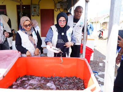Ketua Tim Penggerak PKK Kota Tidore Kepulauan, Rahmawati Muhammad Sinen saat menghadiri proses panen ke 3 udang vaname yang dikelola kelompok pembudidaya ikan dan udang Kelurahan Dowora/Foto: Media Center Tidore