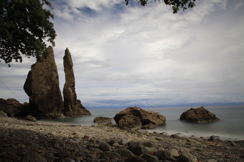 Batu Layar Ambon, formasi karang raksasa berbentuk layar di tepi Teluk Ambon. Hanya 45 menit dari Kota Ambon, jadi landmark dan tujuan foto pre-wedding.