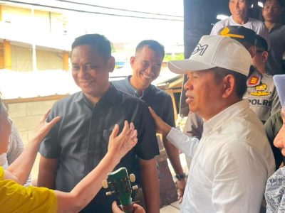 Gubernur Jawa Barat Dedi Mulyadi saat berdialog dengan pedagang di Pasar Ramayana Cikarang Utara, Kamis (11/6/2026)/Foto: Humas Pemprov Jabar