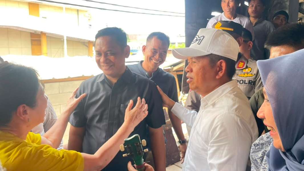 Gubernur Jawa Barat Dedi Mulyadi saat berdialog dengan pedagang di Pasar Ramayana Cikarang Utara, Kamis (11/6/2026)/Foto: Humas Pemprov Jabar