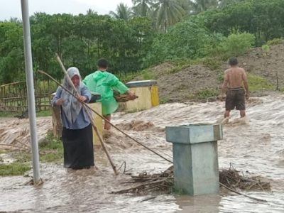Enam rumah dan Kantor Desa Libungo di Bone Bolango tergenang banjir luapan Sungai Wulo. Tidak ada korban jiwa, warga dan tim gabungan bersihkan lumpur/Foto: Media Center Gorontalo