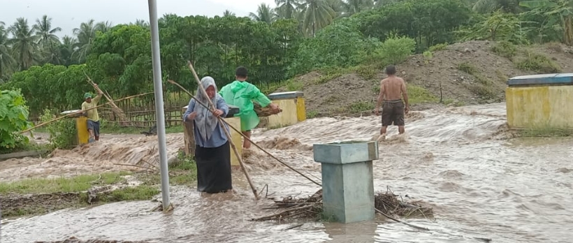 Enam rumah dan Kantor Desa Libungo di Bone Bolango tergenang banjir luapan Sungai Wulo. Tidak ada korban jiwa, warga dan tim gabungan bersihkan lumpur/Foto: Media Center Gorontalo