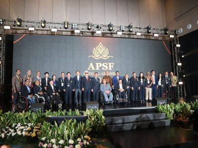 Ketua pelaksana Gala Dinner APSF, Prof Reda Manthovani bersama perwakilan delegasi dari 11 Negara anggota di Hotel Alila Solo.
