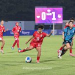 Pemain Timnas Indonesia Putri dihadang dua pemain Singapura dalam laga Garuda Championship Series di Stadion Arcamanik, Bandung, Rabu (3/6/2026). Pada laga itu, Indonesia takluk dengan skor 0-2/Foto: Muhamad Farid/Indoragamnewscom