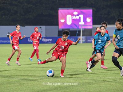 Pemain Timnas Indonesia Putri dihadang dua pemain Singapura dalam laga Garuda Championship Series di Stadion Arcamanik, Bandung, Rabu (3/6/2026). Pada laga itu, Indonesia takluk dengan skor 0-2/Foto: Muhamad Farid/Indoragamnewscom