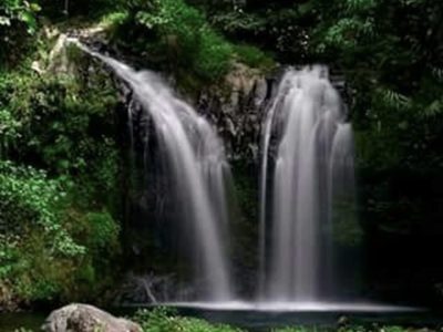 Curug Batu Blek di Tasikmalaya tawarkan air terjun jernih dan suasana sejuk/Foto: Instagram