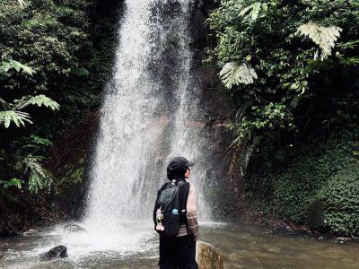 Curug Cihanyawar di Garut tawarkan air jernih dari kaki Gunung Cikurai/Foto: Instagram Zidni T