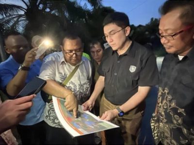 Staf Khusus Menko Infrastruktur Herzaky Mahendra Putra saat meninjau ruas jalan Serindang-Bukit Segoler di Kabupaten Sambas, Kalimantan Barat, Jumat (12/6/2026)/Foto: Istimewa