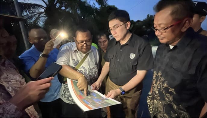 Staf Khusus Menko Infrastruktur Herzaky Mahendra Putra saat meninjau ruas jalan Serindang-Bukit Segoler di Kabupaten Sambas, Kalimantan Barat, Jumat (12/6/2026)/Foto: Istimewa