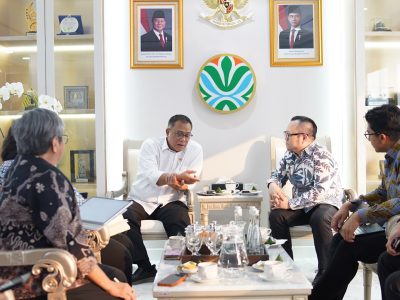 Menteri Lingkungan Hidup/Kepala Badan Pengendalian Lingkungan Hidup Moh Jumhur Hidayat melakukan pertemuan dengan Danantara membahas percepatan implementasi Pengolahan Sampah Menjadi Energi Listrik (PSEL), di Kantor Kementerian Lingkungan Hidup (KLH)/Foto: Humas Kemenlh