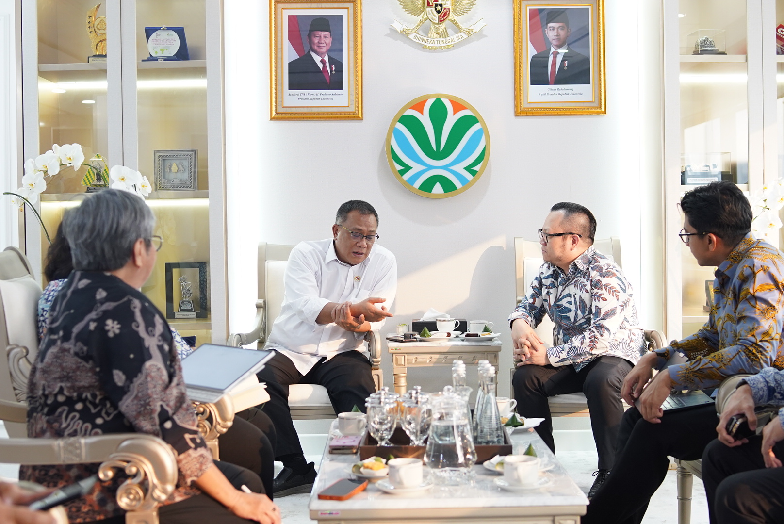 Menteri Lingkungan Hidup/Kepala Badan Pengendalian Lingkungan Hidup Moh Jumhur Hidayat melakukan pertemuan dengan Danantara membahas percepatan implementasi Pengolahan Sampah Menjadi Energi Listrik (PSEL), di Kantor Kementerian Lingkungan Hidup (KLH)/Foto: Humas Kemenlh