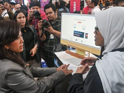 Komdigi terapkan registrasi SIM biometrik mulai 1 Juli 2026. Meutya Hafid sebut langkah ini putus rantai kejahatan digital dari nomor anonim. Data wajah tidak disimpan operator, hanya dicocokkan dengan Dukcapil.