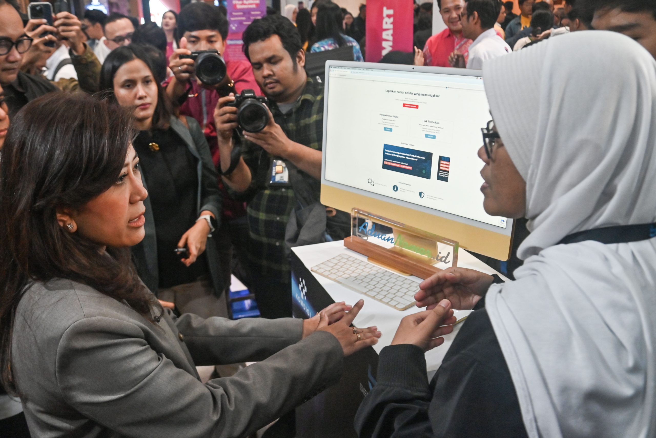 Komdigi terapkan registrasi SIM biometrik mulai 1 Juli 2026. Meutya Hafid sebut langkah ini putus rantai kejahatan digital dari nomor anonim. Data wajah tidak disimpan operator, hanya dicocokkan dengan Dukcapil.