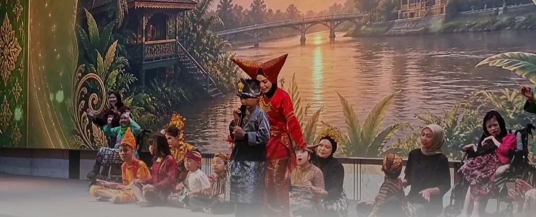 Puluhan siswa dari Blesskids School unjuk gigi dalam Pentas Seni Anak Berkebutuhan Khusus di Hotel Golden Tulip, Pontianak/Foto: Istimewa