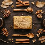 Madu hitam kaya flavonoid, alkaloid, dan mineral. Manfaatnya: atasi impotensi, diabetes, tukak lambung, jaga jantung, kulit, saraf, hingga cegah Alzheimer. Konsumsi 1-2 sendok makan per hari/Ilustrasi: Indoragamnewscom
