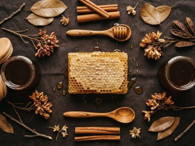 Madu hitam kaya flavonoid, alkaloid, dan mineral. Manfaatnya: atasi impotensi, diabetes, tukak lambung, jaga jantung, kulit, saraf, hingga cegah Alzheimer. Konsumsi 1-2 sendok makan per hari/Ilustrasi: Indoragamnewscom