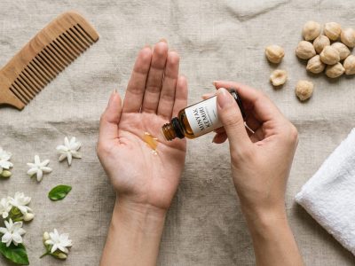 Minyak kemiri kaya vitamin E, omega-3, 6, 9, dan zinc. Atasi rambut rontok, ketombe, kulit kering, hingga flek hitam. Warisan Nusantara untuk rambut lebat dan glowing alami/Ilustrasi: Indoragamnewscom