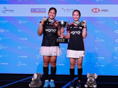 Rachel/Febi mengangkat tropy juara Australia Open 2025/Foto: PBSI
