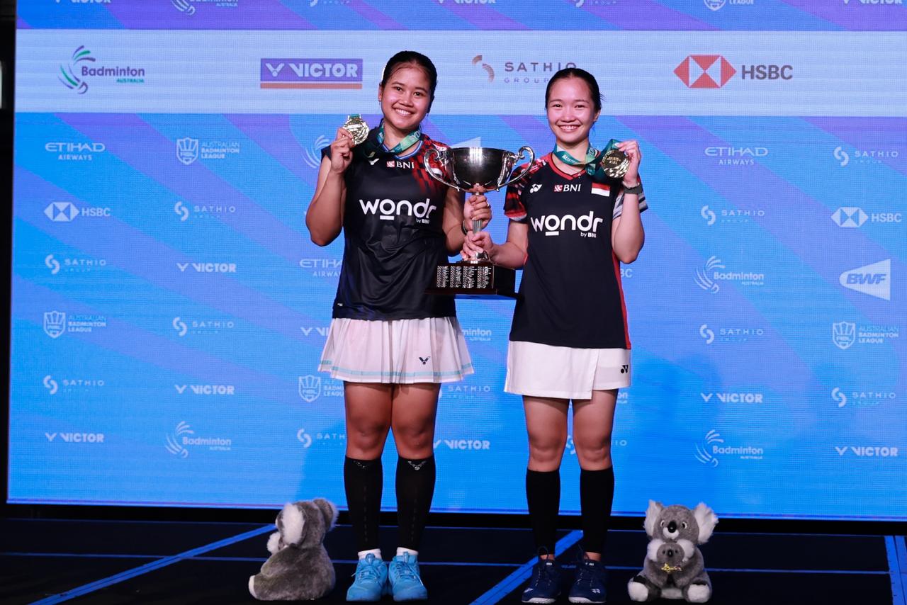 Rachel/Febi mengangkat tropy juara Australia Open 2025/Foto: PBSI