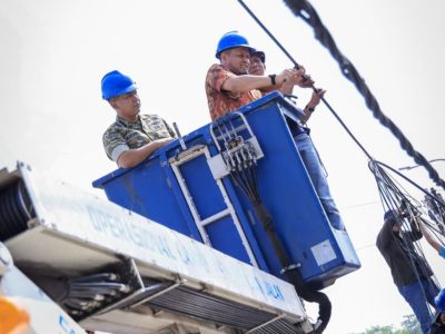 Wali kota (Wako) Pekanbaru Agung Nugroho, turun langsung dalam penertiban kabel jaringan di sepanjang Jalan Ronggo Warsito, Kecamatan Sail, Jumat (5/6/2026)/Foto: Media Center Pekanbaru