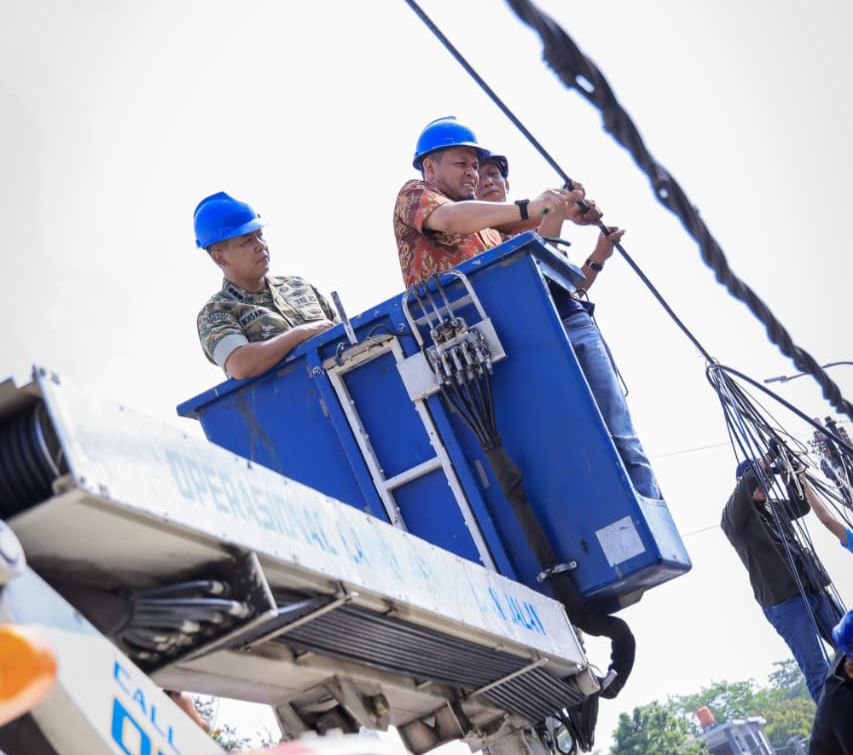 Wali kota (Wako) Pekanbaru Agung Nugroho, turun langsung dalam penertiban kabel jaringan di sepanjang Jalan Ronggo Warsito, Kecamatan Sail, Jumat (5/6/2026)/Foto: Media Center Pekanbaru