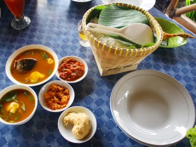Pindang Lampung, sup ikan air tawar kaya rempah dengan cita rasa gurih pedas segar. Hidangkan dengan tempoyak dan sambal terasi untuk pengalaman unik.