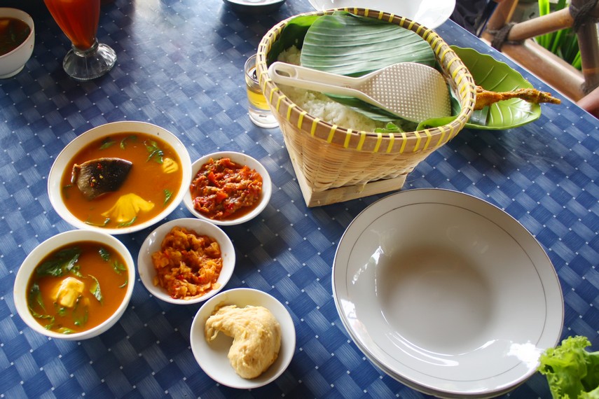 Pindang Lampung, sup ikan air tawar kaya rempah dengan cita rasa gurih pedas segar. Hidangkan dengan tempoyak dan sambal terasi untuk pengalaman unik.