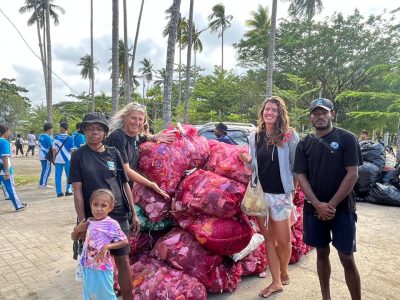 Aksi bersih-bersih DLH Raja Ampat bersama masyarakat memilah sampah plastik di Pantai Waisai Torang Cinta untuk didaur ulang/Foto: Media Center Raja Ampat