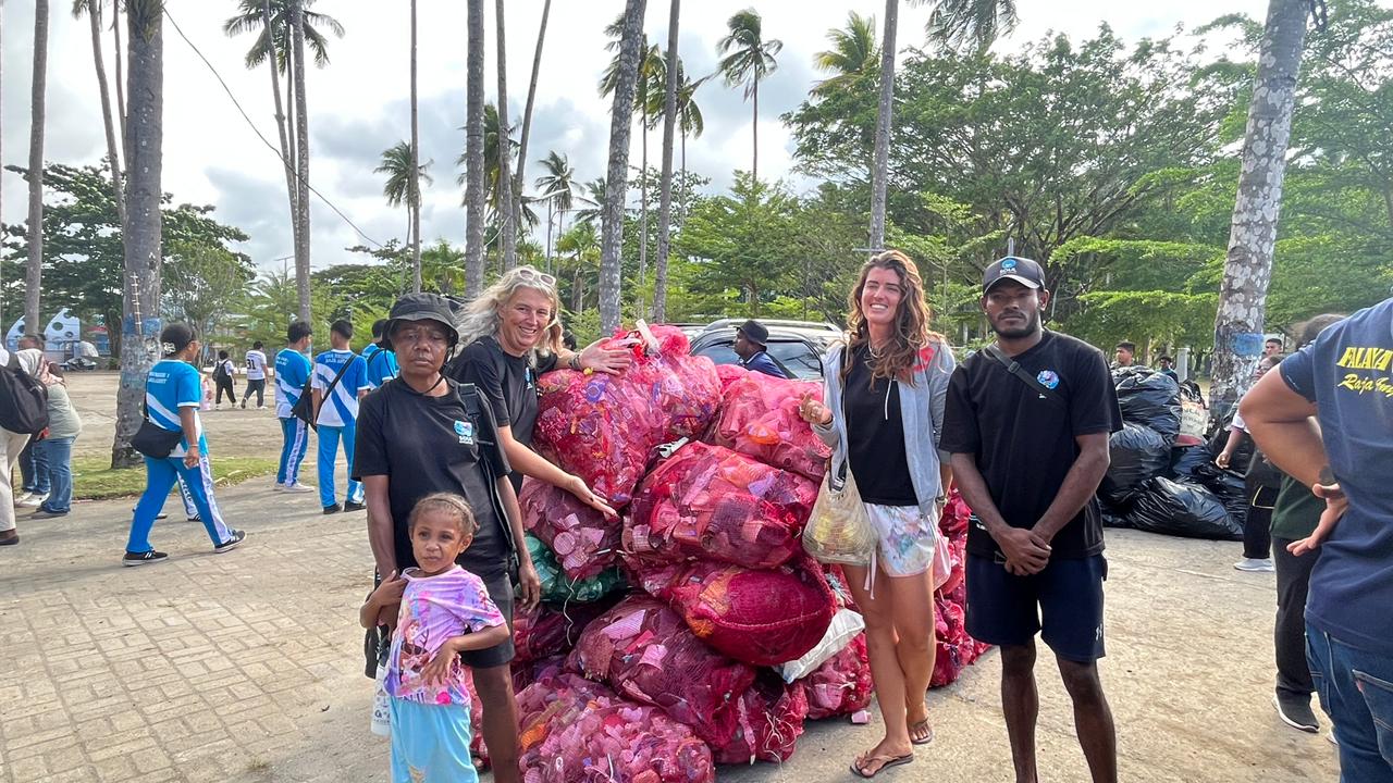 Aksi bersih-bersih DLH Raja Ampat bersama masyarakat memilah sampah plastik di Pantai Waisai Torang Cinta untuk didaur ulang/Foto: Media Center Raja Ampat