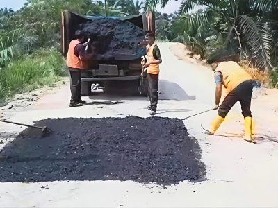 Dinas PUPRPKPP Riau mulai perbaiki Jalan Simpang Perak–Istana Sayap di Pelalawan secara bertahap. Plt Kadis Zulfahmi prioritaskan titik rusak parah demi keselamatan pengguna jalan.