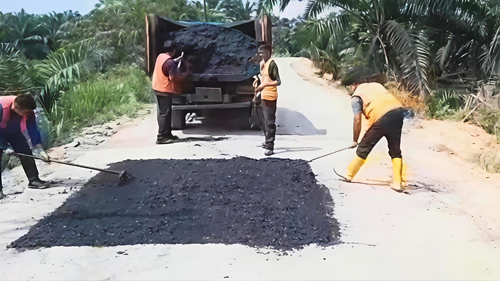 Dinas PUPRPKPP Riau mulai perbaiki Jalan Simpang Perak–Istana Sayap di Pelalawan secara bertahap. Plt Kadis Zulfahmi prioritaskan titik rusak parah demi keselamatan pengguna jalan.