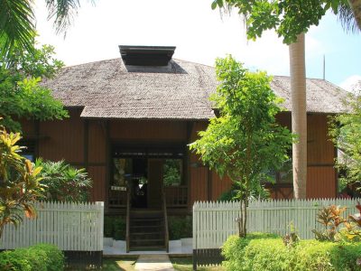 Museum Kayu Tuah Himba di Tenggarong simpan 220 jenis kayu Borneo, fosil kayu berusia ratusan tahun, ukiran Dayak, kerajinan rotan, hingga buaya muara 6 meter.