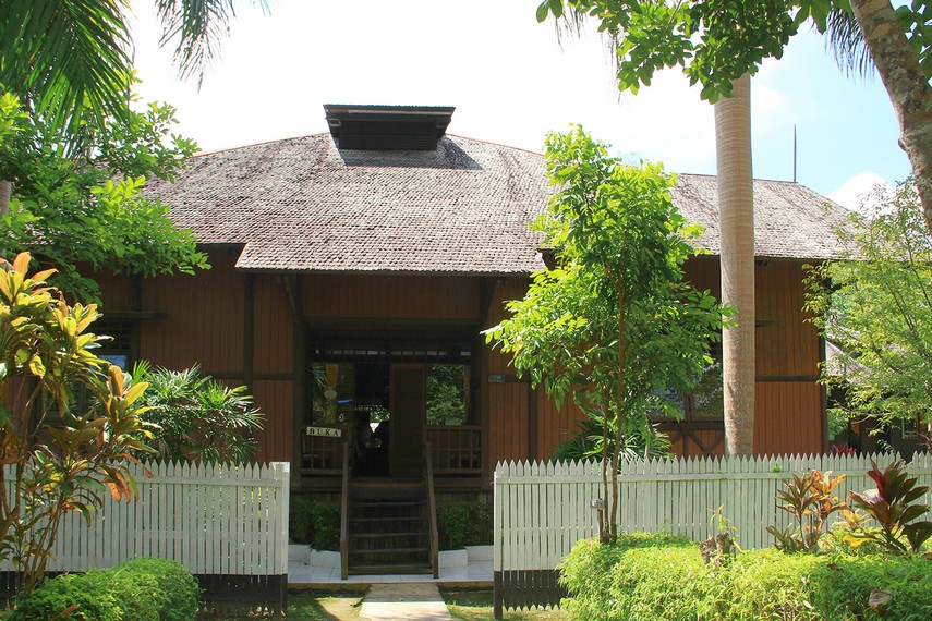 Museum Kayu Tuah Himba di Tenggarong simpan 220 jenis kayu Borneo, fosil kayu berusia ratusan tahun, ukiran Dayak, kerajinan rotan, hingga buaya muara 6 meter.