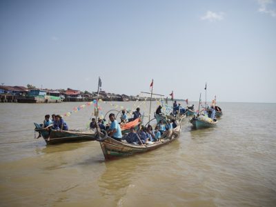 Tradisi arakan pompong suku Duano di Jambi jadi bagian Festival Bedak Sejuk Duano 2024. Simbol perjalanan leluhur dari pesisir Riau/Foto: Indonesia Kaya
