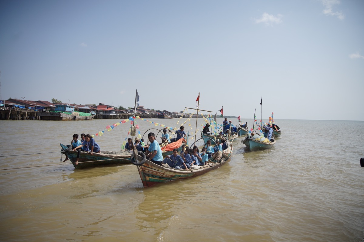 Tradisi arakan pompong suku Duano di Jambi jadi bagian Festival Bedak Sejuk Duano 2024. Simbol perjalanan leluhur dari pesisir Riau/Foto: Indonesia Kaya