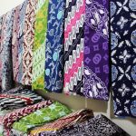 Batik Garutan khas Sunda punya 80-an motif dari alam dan fauna. Uniknya dibuat bolak-balik, berbeda dari batik Yogya. Prosesnya bisa hingga berbulan-bulan.