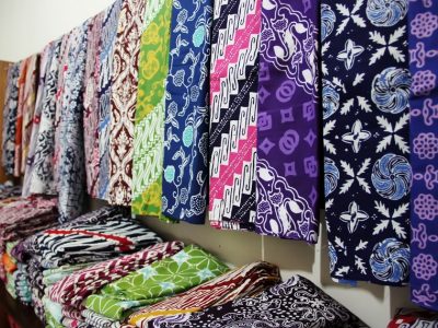 Batik Garutan khas Sunda punya 80-an motif dari alam dan fauna. Uniknya dibuat bolak-balik, berbeda dari batik Yogya. Prosesnya bisa hingga berbulan-bulan.