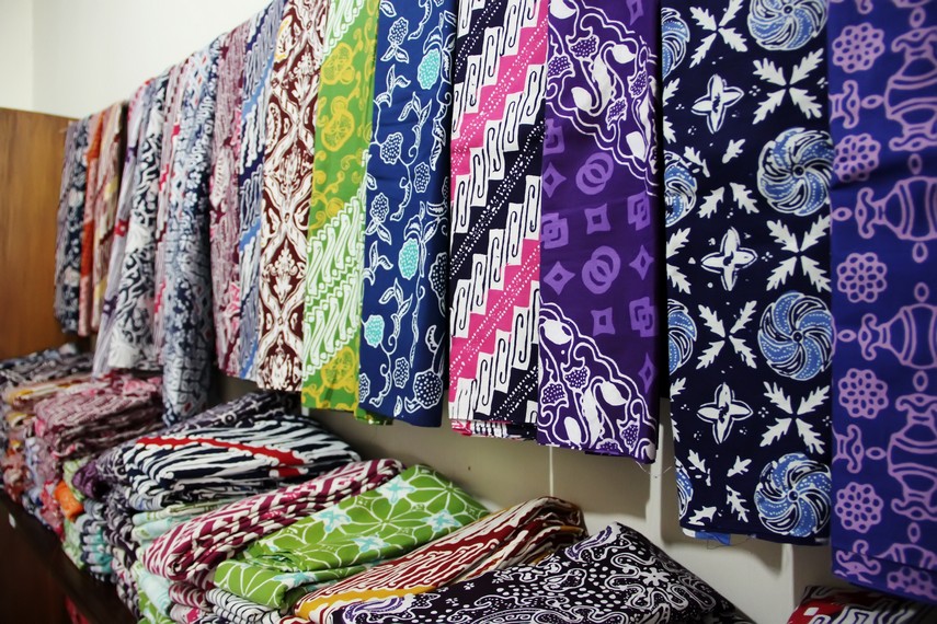 Batik Garutan khas Sunda punya 80-an motif dari alam dan fauna. Uniknya dibuat bolak-balik, berbeda dari batik Yogya. Prosesnya bisa hingga berbulan-bulan.