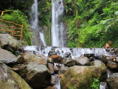 Curug 7 Cilember di Puncak Bogor punya tujuh tingkat air terjun, penangkaran kupu-kupu 12 spesies dan camping ground/Foto: Indonesia Kaya