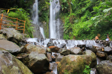 Curug 7 Cilember di Puncak Bogor punya tujuh tingkat air terjun, penangkaran kupu-kupu 12 spesies dan camping ground/Foto: Indonesia Kaya