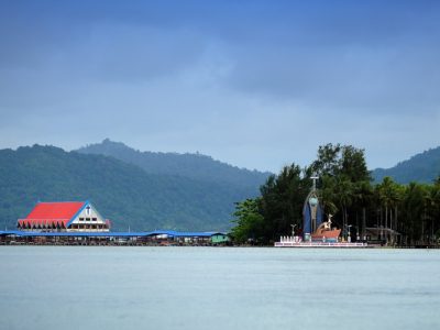 Menelusuri Pulau Debi dan Kampung Enggros di Teluk Youtefa, sakbis awal peradaban masyarakat Jayapura yang kini disiapkan menjadi destinasi wisata budaya di Papua/Foto: Indonesia Kaya