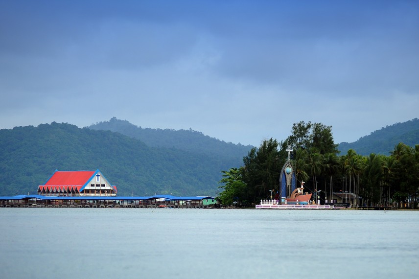 Menelusuri Pulau Debi dan Kampung Enggros di Teluk Youtefa, sakbis awal peradaban masyarakat Jayapura yang kini disiapkan menjadi destinasi wisata budaya di Papua/Foto: Indonesia Kaya