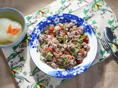 Gohu Ikan, sashimi ala Ternate dari abad ke-14. Tuna mentah dengan lemon cui, balakama, dan rica gufu. Hidangan nelayan yang jadi kuliner wajib di Maluku Utara/Foto: Indonesia Kaya