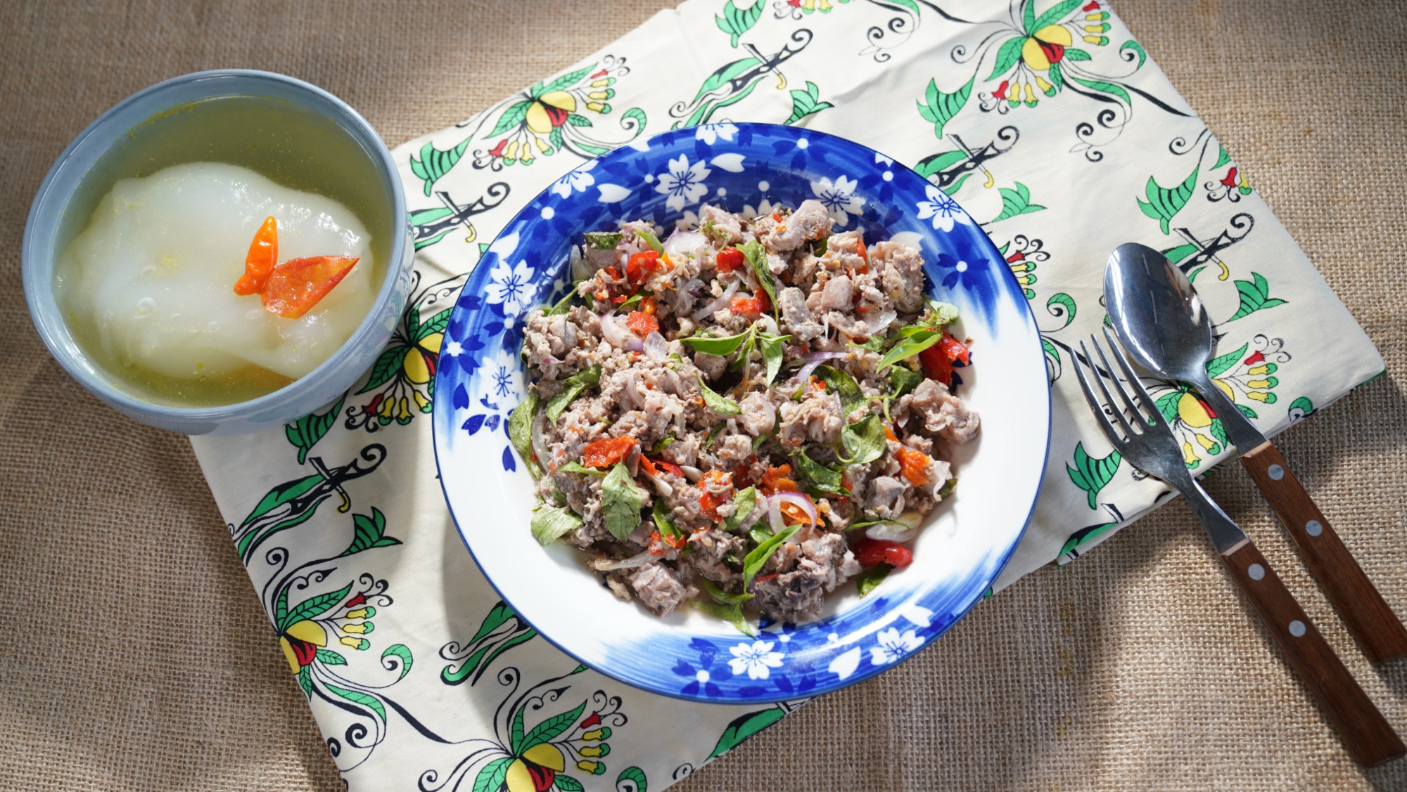 Gohu Ikan, sashimi ala Ternate dari abad ke-14. Tuna mentah dengan lemon cui, balakama, dan rica gufu. Hidangan nelayan yang jadi kuliner wajib di Maluku Utara/Foto: Indonesia Kaya