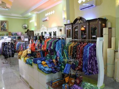 Aneka produk dari Kain Sasirangan dari Kampung Sasirangan di Banjarmasin/Foto: Indonesia Kaya