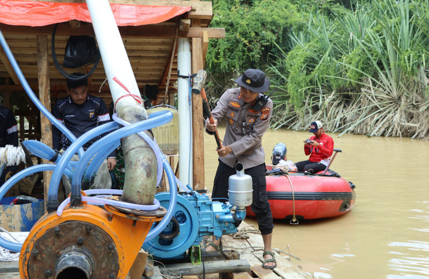 Polsek Kampar Kiri sita tiga rakit PETI di Sungai Subayang. Tiga mesin robin dan peralatan tambang ilegal diamankan, pemilik masih dalam penyelidikan.