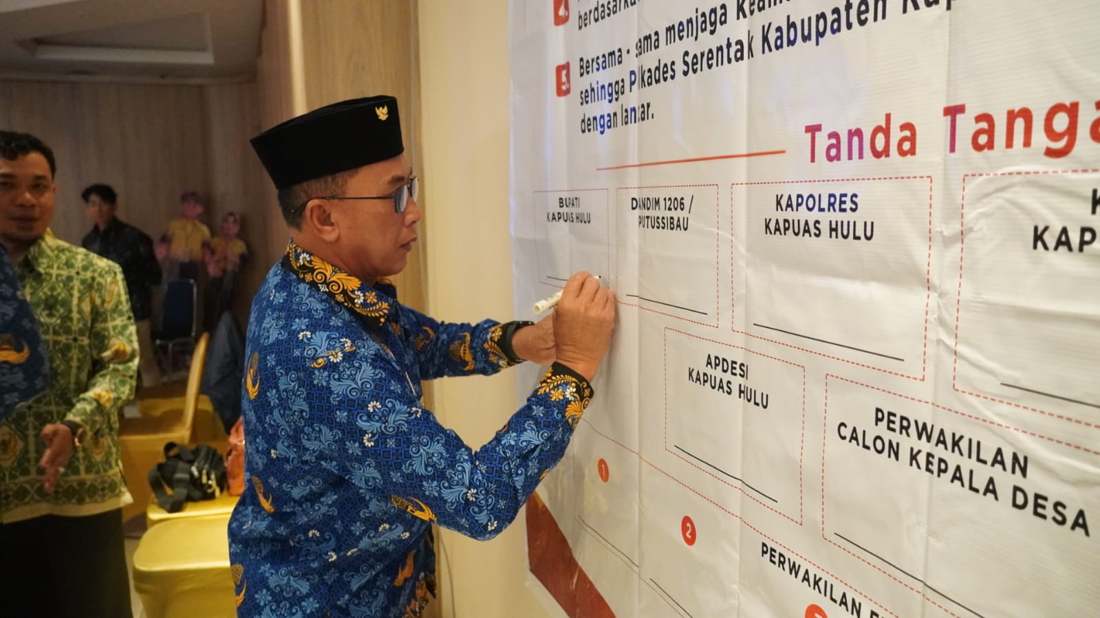 Wakil Bupati Kapuas Hulu Sukardi buka deklarasi damai Pilkades Serentak 2026. Ajak semua pihak jaga keamanan dan persatuan demi pesta demokrasi yang bermartabat.